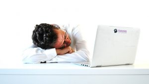 persona cansada delante del ordenador debido al estrés